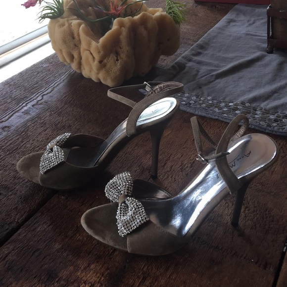 DONATED Anne Michelle taupe heels rhinestone bows - Picture 2 of 6
